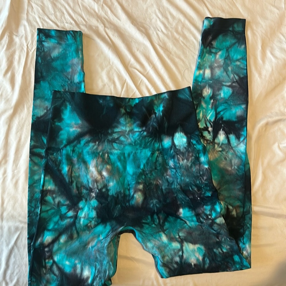 Curves N Combatboots Tie Dye Teal Seamless Booty Scrunch Leggings Size- Medium